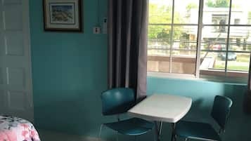 Chambre Deluxe, 1 très grand lit, non-fumeurs, coin cuisine | Wi-Fi gratuit, draps fournis