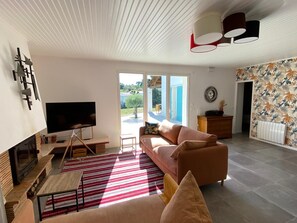 Een smart-tv, een open haard en een tafeltennistafel