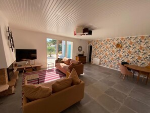 Een smart-tv, een open haard en een tafeltennistafel