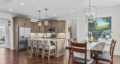 Lake Oconee Getaway. Spacious family & pet-friendly retreat in gated community