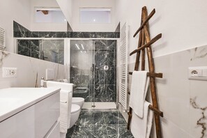 Regadera, secadora de cabello, bidet, toallas