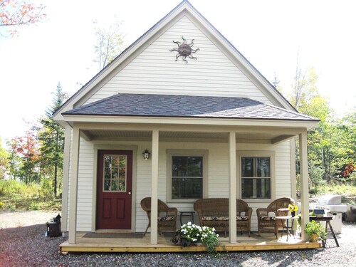 Quiet guest cottage-private setting!  Hiking, boating, swimming, wildlife near.