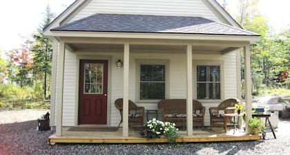 Quiet guest cottage-private setting! Hiking, boating, swimming, wildlife near.