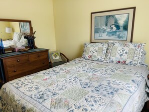 2 bedrooms, desk, iron/ironing board, WiFi