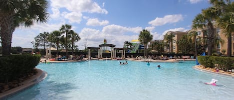 Utomhuspool och uppvärmd pool