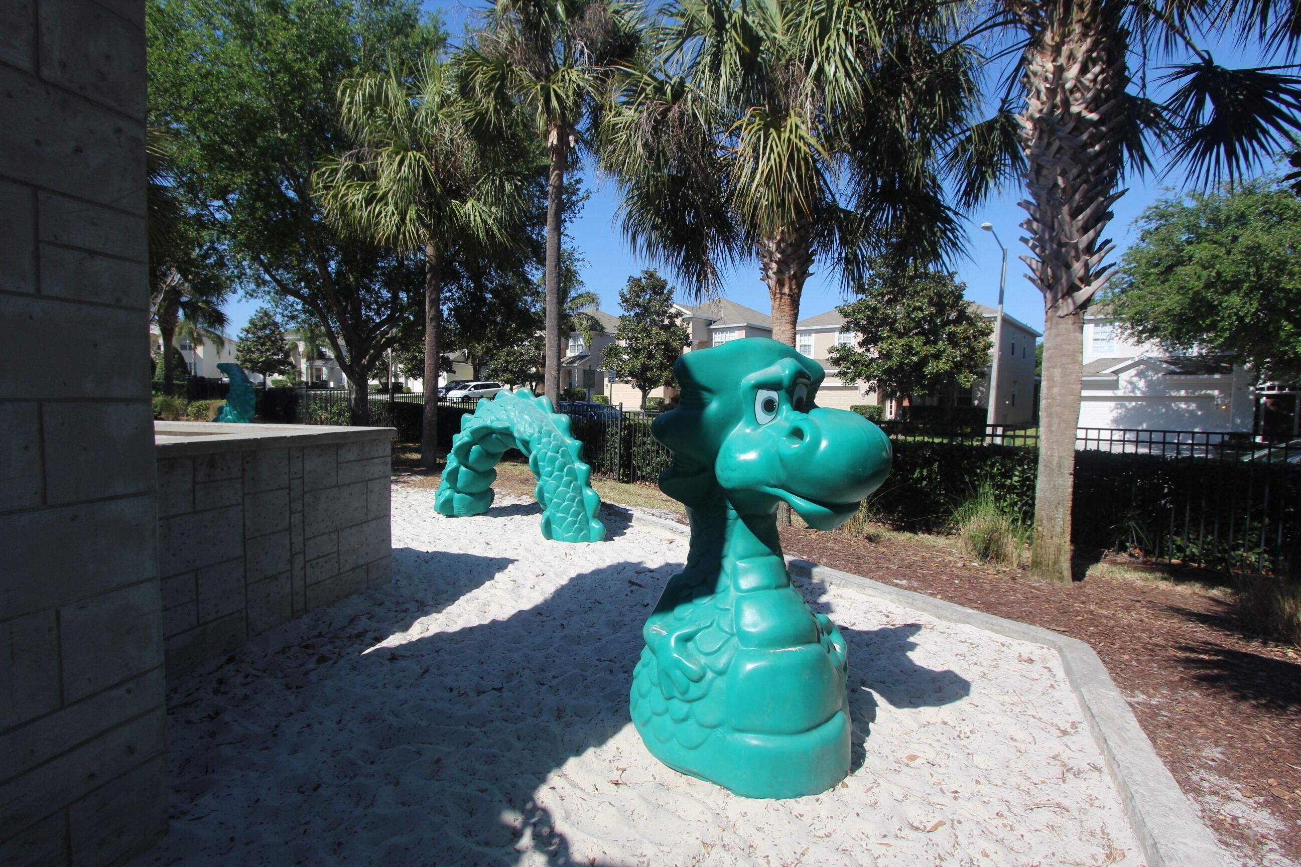 Ein Spielplatz mit einer Spielanlage im Dinosaurier-Design.