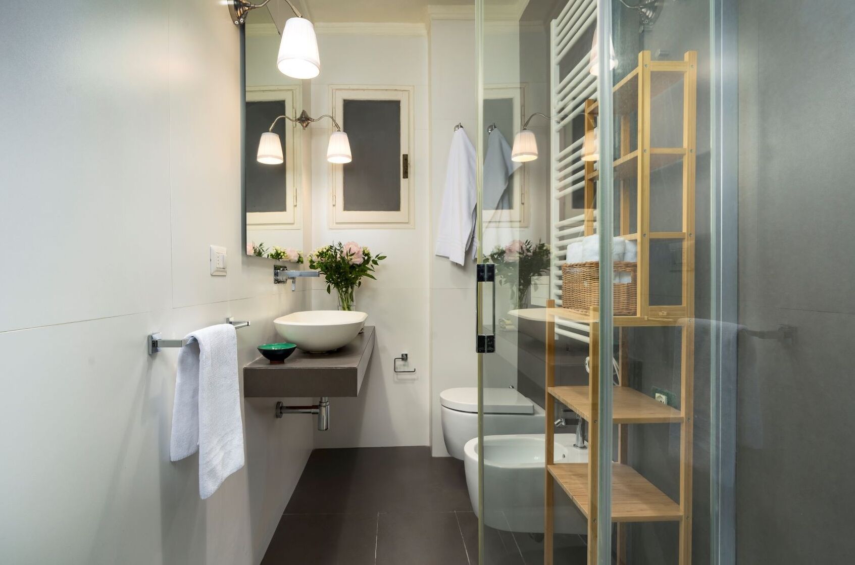 Shower, hair dryer, bidet, towels