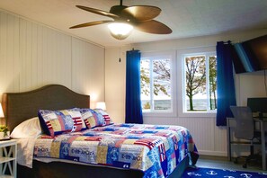 5 bedrooms, desk, WiFi, bed sheets