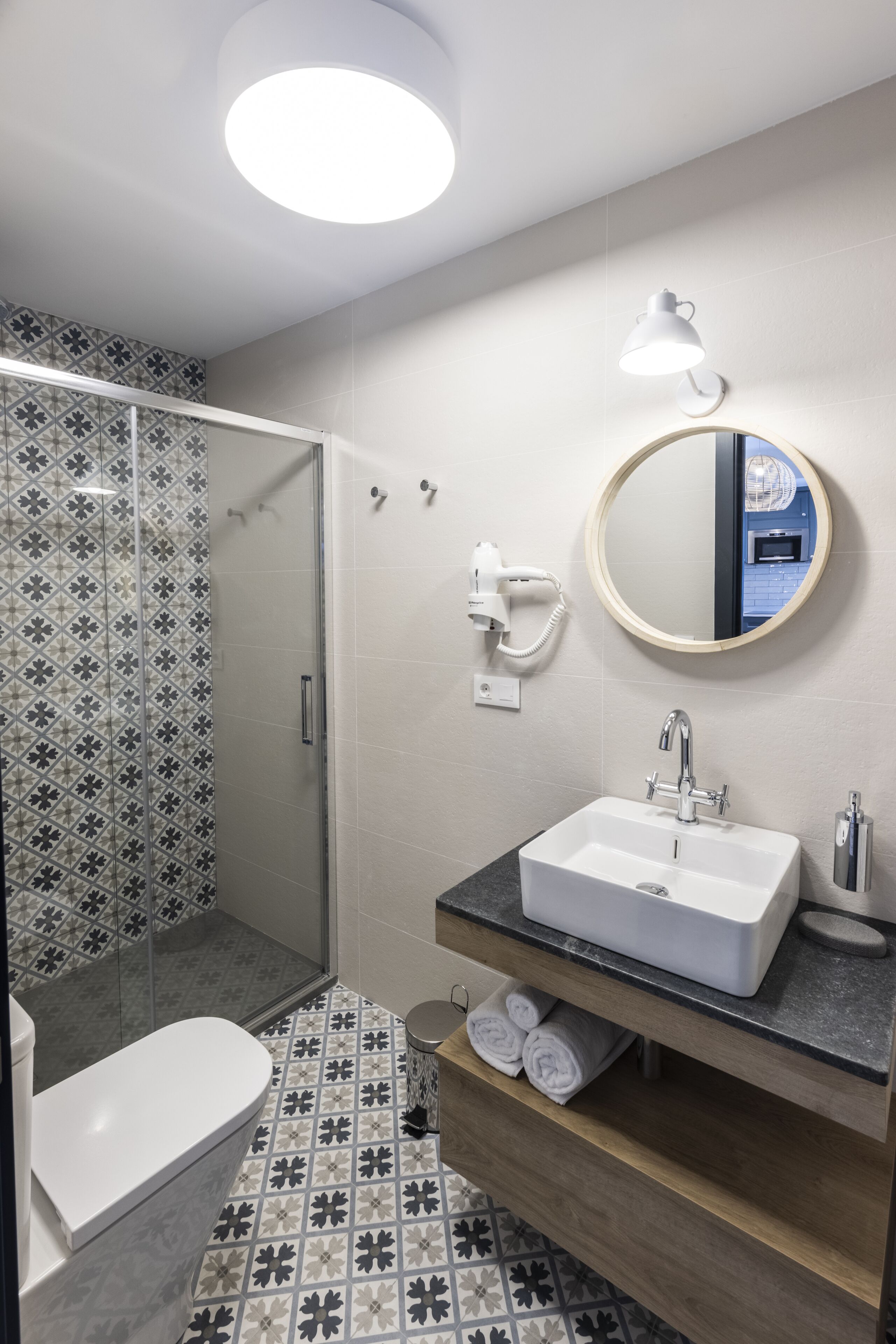 Apartamento, vistas a la ciudad | Baño | Ducha, cabezal de ducha tipo lluvia, secador de pelo y toallas