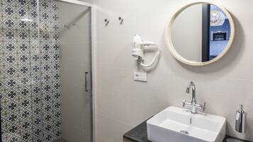 Apartamento, vistas a la ciudad | Baño | Ducha, cabezal de ducha tipo lluvia, secador de pelo y toallas