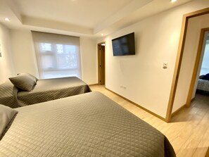 3 عدّة غرف نوم ومكواة/لوح كي وواي فاي وملاءات أسرّة