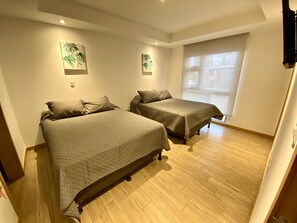 3 habitaciones, tabla de planchar con plancha, wifi y ropa de cama