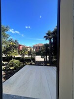 Escritorio, wifi gratis y ropa de cama 