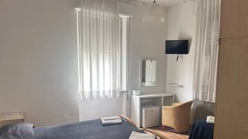 Tripla Classic | Una scrivania, Wi-Fi gratuito, lenzuola