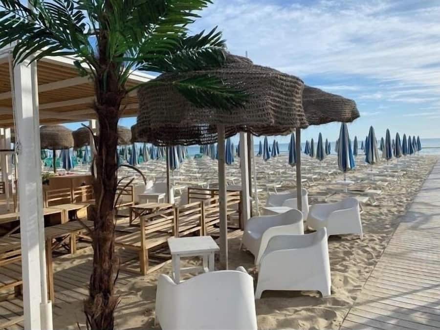 Praia particular nas proximidades, areia branca, espreguiçadeiras