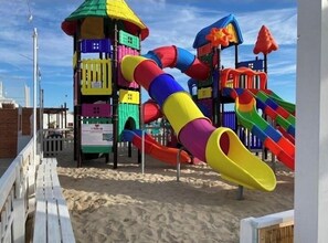 Private beach nearby, white sand, sun-loungers, beach umbrellas - Hotel Villa Pina (Senigallia)