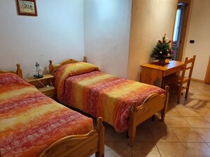 Classic Double Room, Private Bathroom, Garden View | Desk, free WiFi - Agriturismo Al pra di muriet (Venaus)