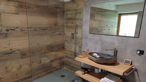 Classic Double Room, Private Bathroom, Garden View | Bathroom - Agriturismo Al pra di muriet (Venaus)