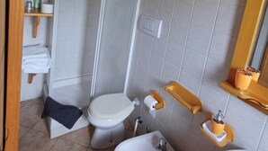 Classic Double Room, Private Bathroom, Garden View | Bathroom - Agriturismo Al pra di muriet (Venaus)
