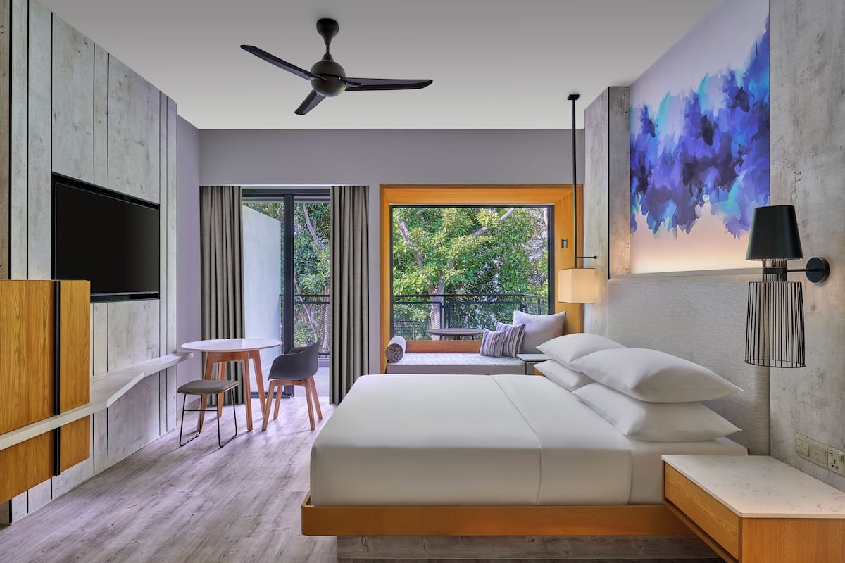 Deluxe Room, 1 King Bed | Premium bedding, minibar, in-room safe, desk