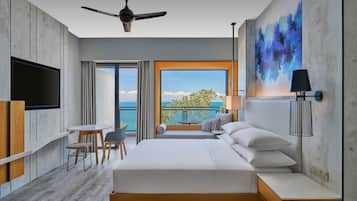 Seprai premium, minibar, brankas, dan meja kerja