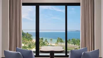 Premium Room, 1 Katil Raja (King), Non Smoking, Ocean View | 1 bilik tidur, peralatan tempat tidur premium, peti besi dalam bilik