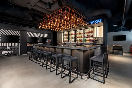 Bar (en el alojamiento). Aloft by Marriott Dijon