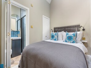 4 多间卧室、免费 WiFi、床单