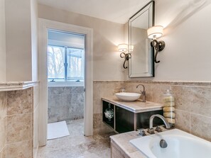 Douche, baignoire à jets, bidet, serviettes fournies