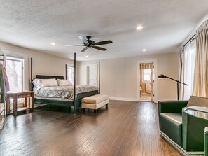 6 bedrooms, desk, iron/ironing board, travel cot