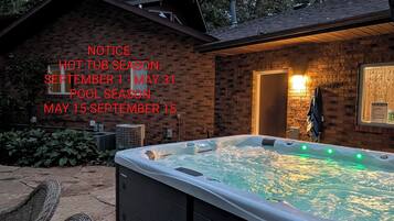 Banyera d'hidromassatge a l'aire lliure