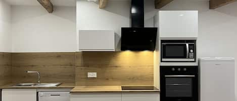 Refrigerador, microondas, horno y parrilla de estufa