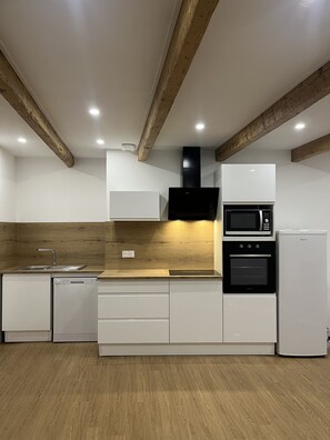 Fridge, microwave, oven, stovetop - Maison Charmante au Cœur de Lauvergne Pour 4/6 Pers (Brassac-les-Mines)