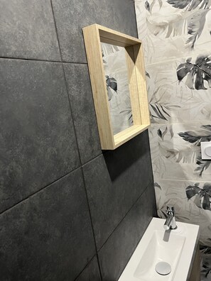 Douche, sèche-cheveux, serviettes fournies, savon