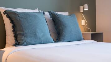 1 slaapkamer, een bureau, een strijkplank/strijkijzer, internet