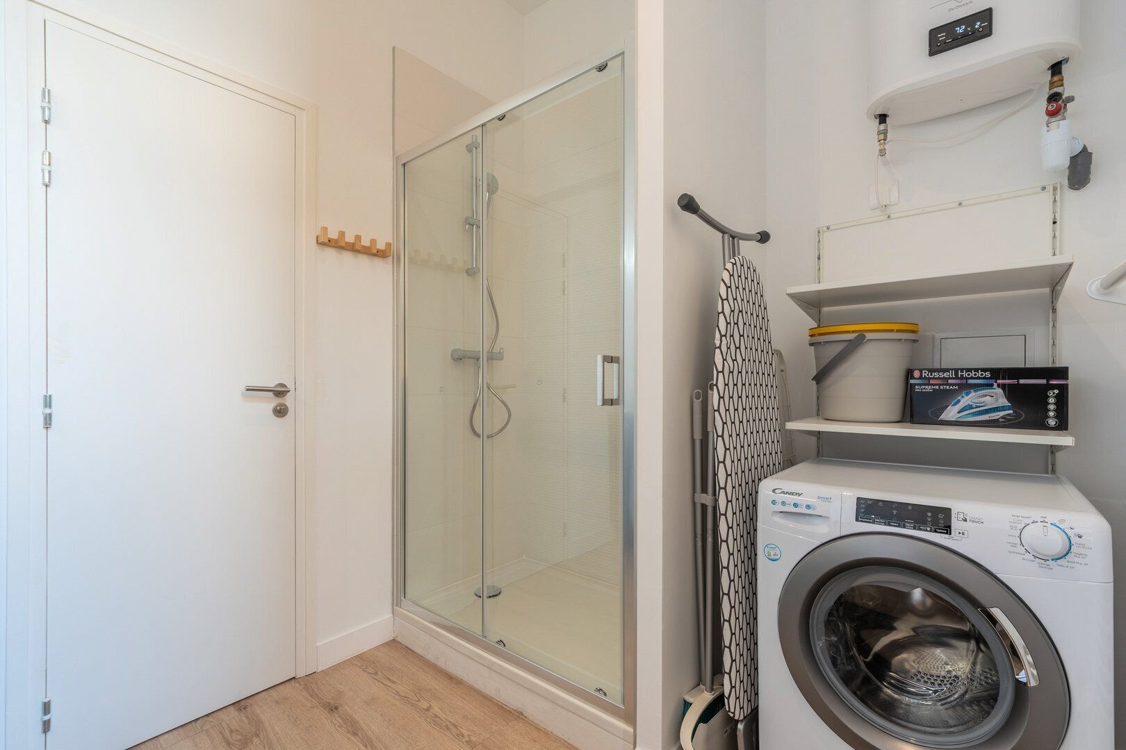 Een douche, een haardroger, handdoeken