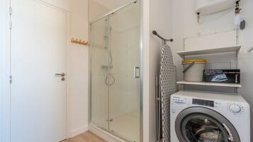 Een douche, een haardroger, handdoeken