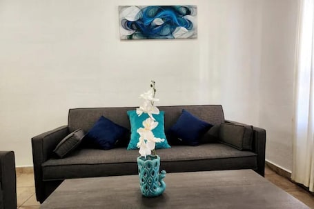 Smart TV. 2-bed 1 bath house in Hermosillo, Safe,Within a gated street, AC, WIFI, Enjoy it