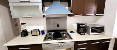 Réfrigérateur, micro-ondes, four, plaque de cuisson