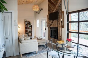 TV, fireplace - Boho Bungalow @ Old Pine Retreats (Billings)
