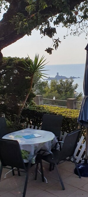 Outdoor dining - Mobil Home Dans un Lieu Splendide à 5 min de la Plage (Saint-Raphaël)