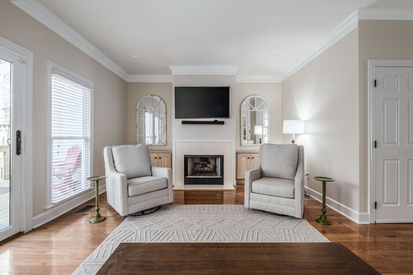 Smart TV, fireplace, stereo