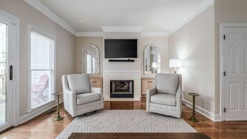Smart TV, fireplace, stereo