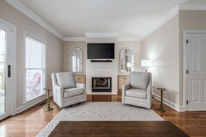Smart TV, fireplace, stereo