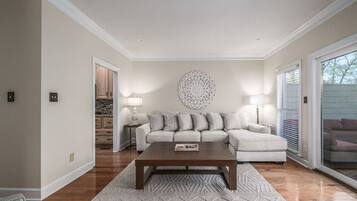 Smart TV, fireplace, stereo