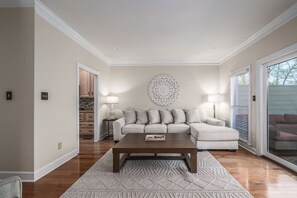 Smart TV, fireplace, stereo