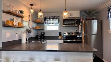 雪櫃、微波爐、焗爐、爐具