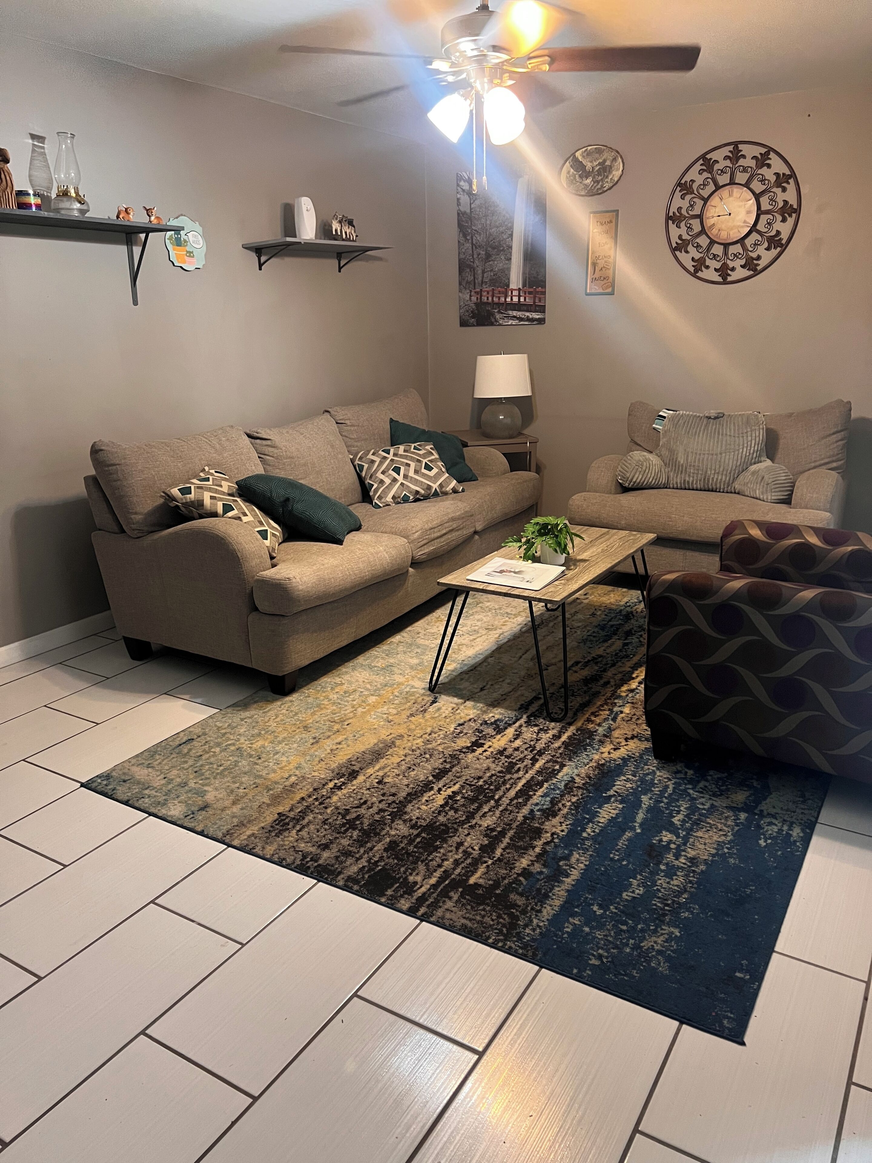 Charming 3-bedroom house in East Cape, IL with AC, WiFi, privacy fence, TV.