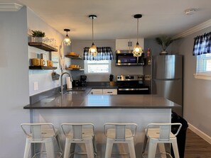 Kjøleskap, mikrobølgeovn, ovn og kokeplater