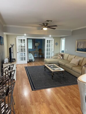 TV, DVD-spiller og bøker